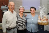 Gilberto e a esposa entregando lembrança à palestrante Liliane Zunino Duarte